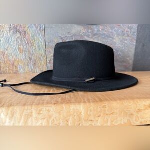 Size L Woolrich 100% wool black hat with ear warmers. Thin Leather double band.